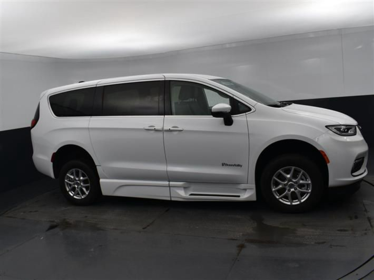 White Chrysler Pacifica image number 15