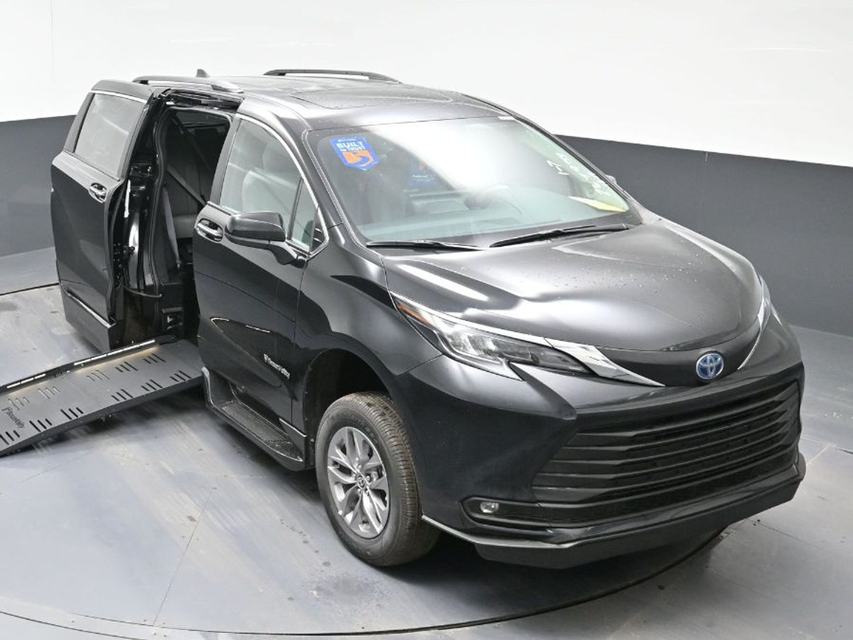 Black Toyota Sienna image number 7