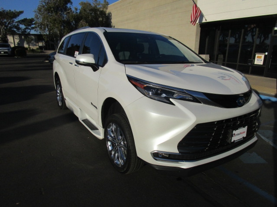 Used 2024 Toyota Sienna Hybrid Platinum - BraunAbility Side Entry Entry Fold Out Automatic Ramp