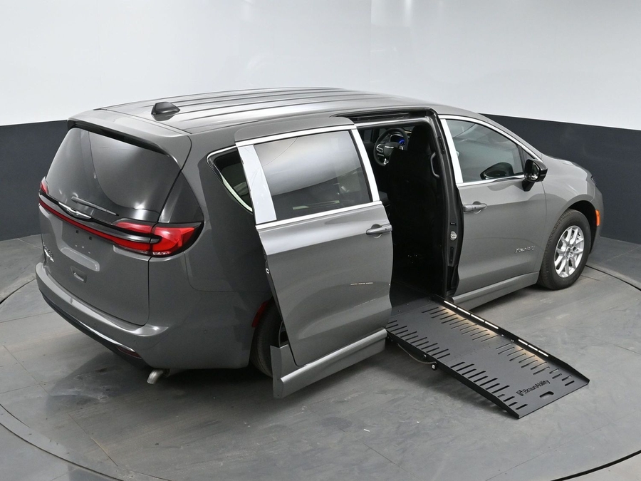 New 2025 Chrysler Pacifica Select Safety - BraunAbility Side Entry Entry Fold Out Automatic Ramp
