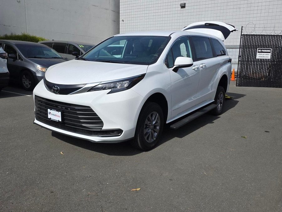 New 2026 Toyota Sienna Hybrid LE - Vantage Mobility Commercial Rear Entry Entry Fold Out Manual Ramp