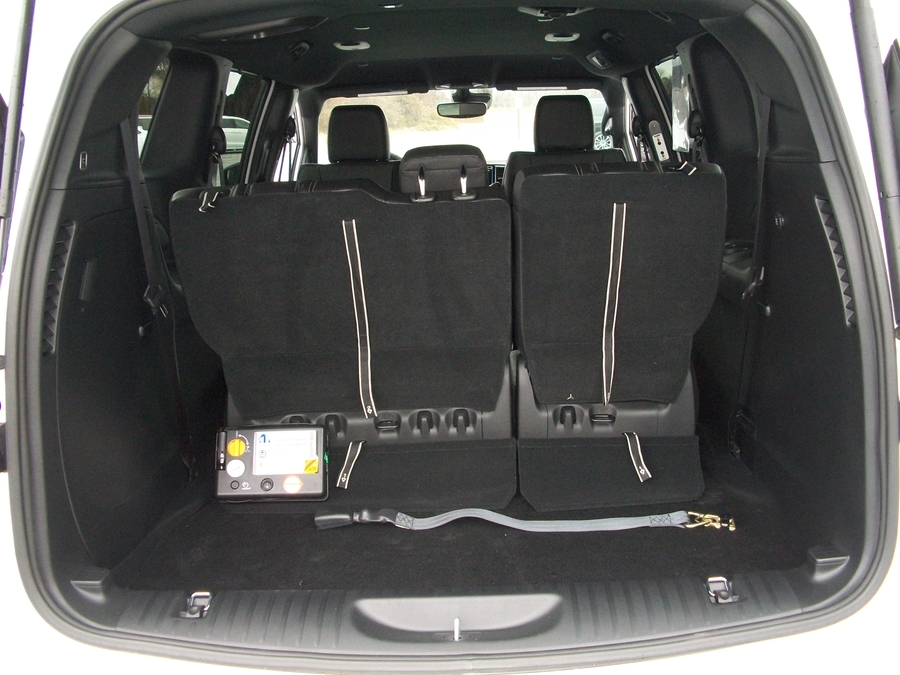 White Chrysler Pacifica image number 2