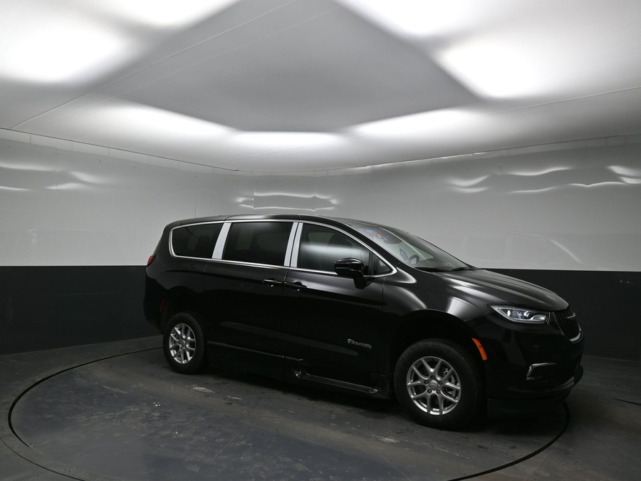 Black Chrysler Pacifica image number 15