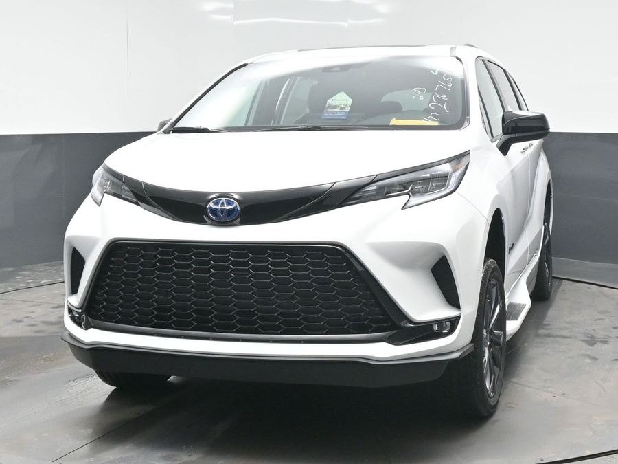 New 2025 Toyota Sienna Hybrid XSE Sport - BraunAbility Side Entry Entry Fold Out Automatic Ramp