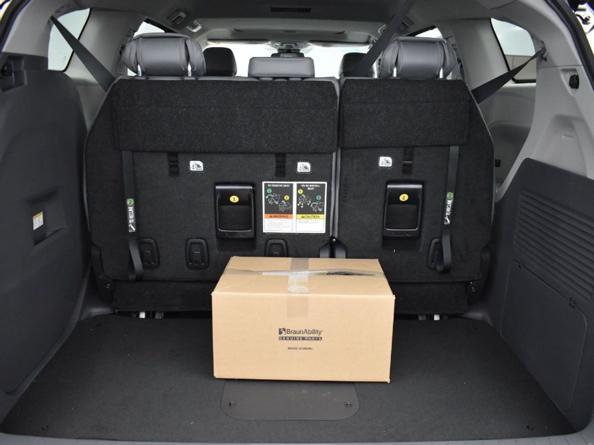 Black Toyota Sienna image number 7