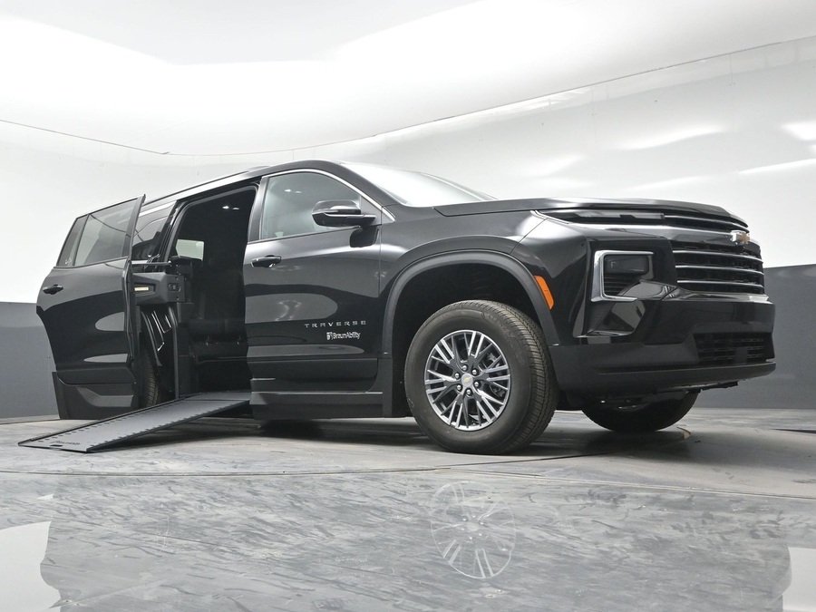 Black Chevrolet Traverse image number 16