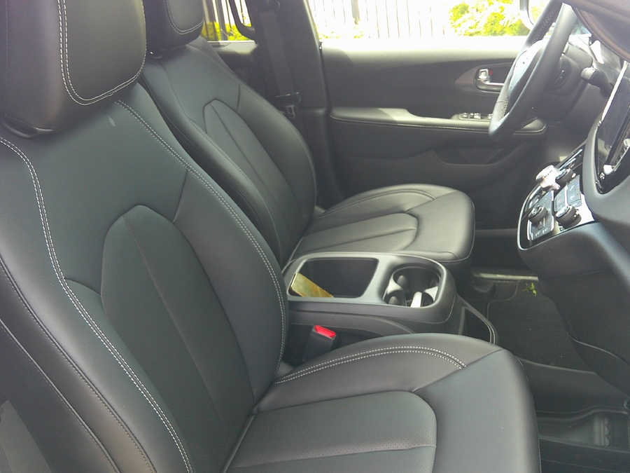 White Chrysler Voyager image number 16