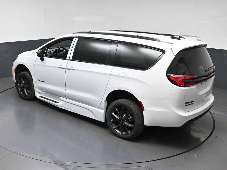 New 2026 Chrysler Pacifica Select Sport - BraunAbility Side Entry Fold Out Automatic Ramp