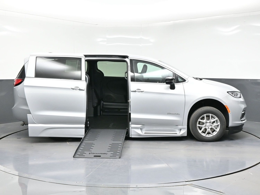 Silver Chrysler Pacifica image number 5