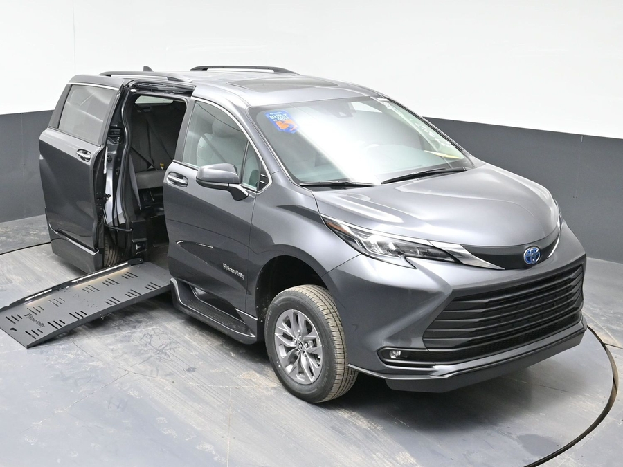 Grey Toyota Sienna image number 17