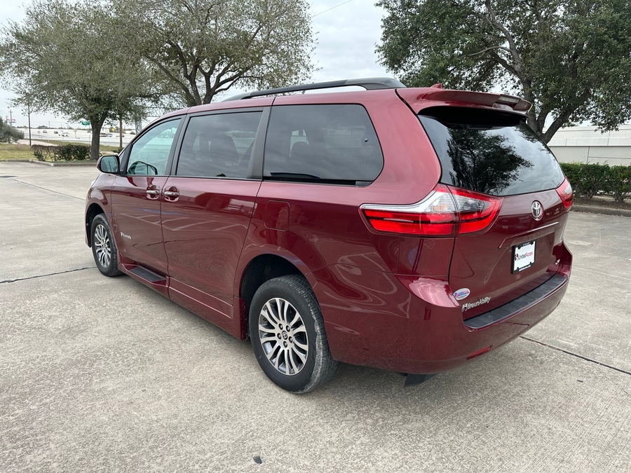 Used 2020 Toyota Sienna XLE Base - BraunAbility Side Entry Entry In Floor Automatic Ramp