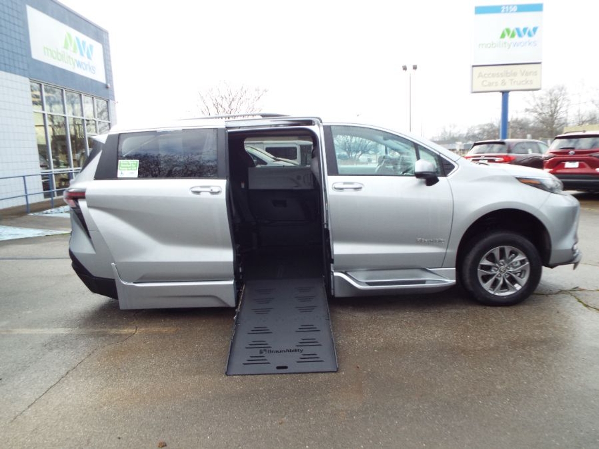 2025 Toyota Sienna XLE's photo