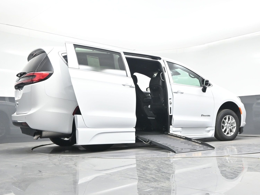 White Chrysler Pacifica image number 18
