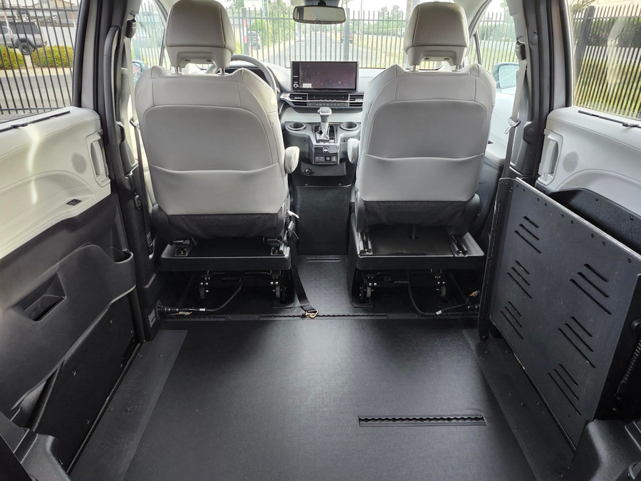 Used 2025 Toyota Sienna Hybrid XLE - BraunAbility Side Entry Entry Fold Out Automatic Ramp