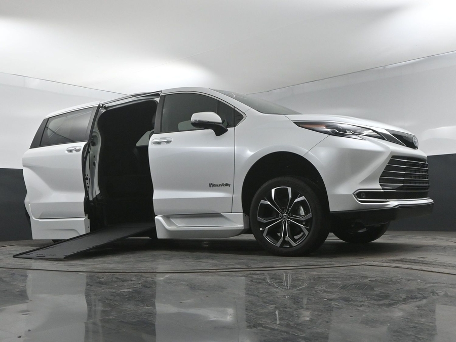 New 2025 Toyota Sienna Hybrid Platinum - BraunAbility Side Entry Entry In Floor Automatic Ramp