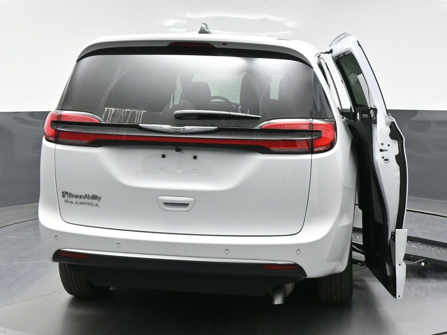 White Chrysler Pacifica image number 5