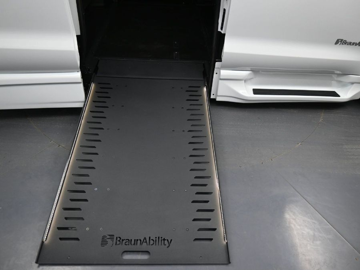 White Chrysler Pacifica image number 10