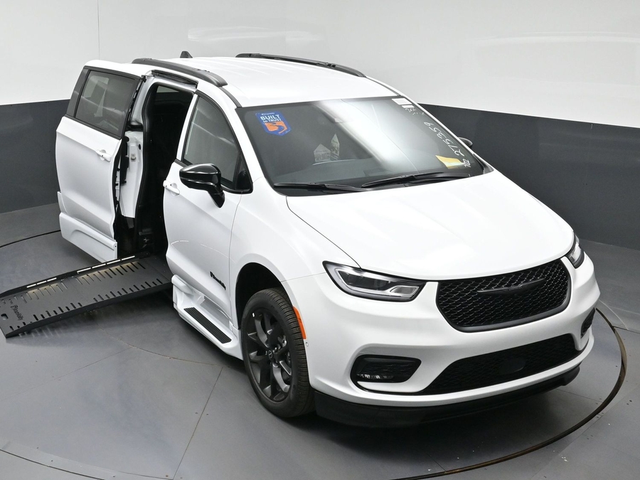 New 2026 Chrysler Pacifica Select Sport - BraunAbility Side Entry Fold Out Automatic Ramp