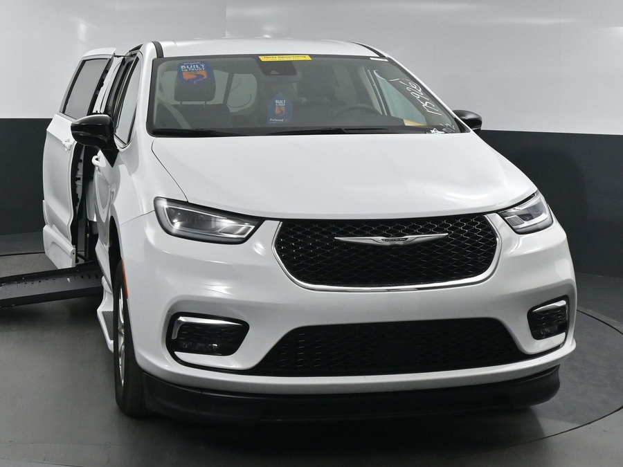 Used 2024 Chrysler Pacifica Touring L - BraunAbility Side Entry Entry Fold Out Automatic Ramp