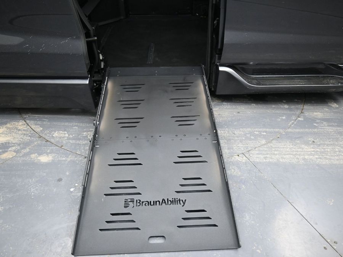 Grey Toyota Sienna image number 10