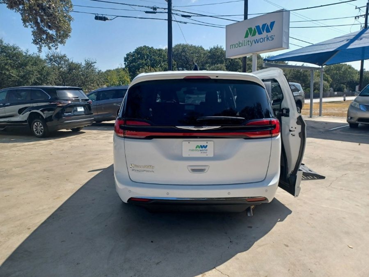 White Chrysler Pacifica image number 8