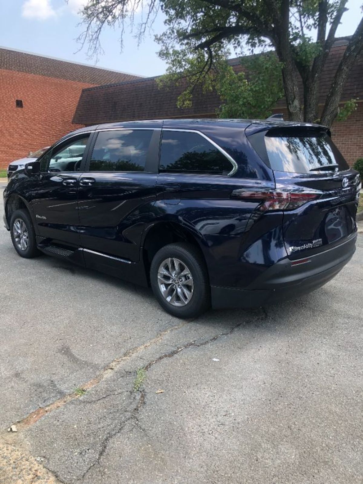 Blue Toyota Sienna image number 1