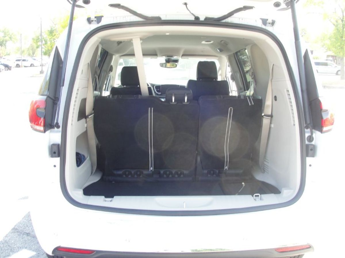 White Chrysler Pacifica image number 17