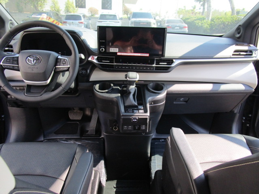 New 2025 Toyota Sienna Hybrid Platinum - BraunAbility Side Entry Entry Fold Out Automatic Ramp