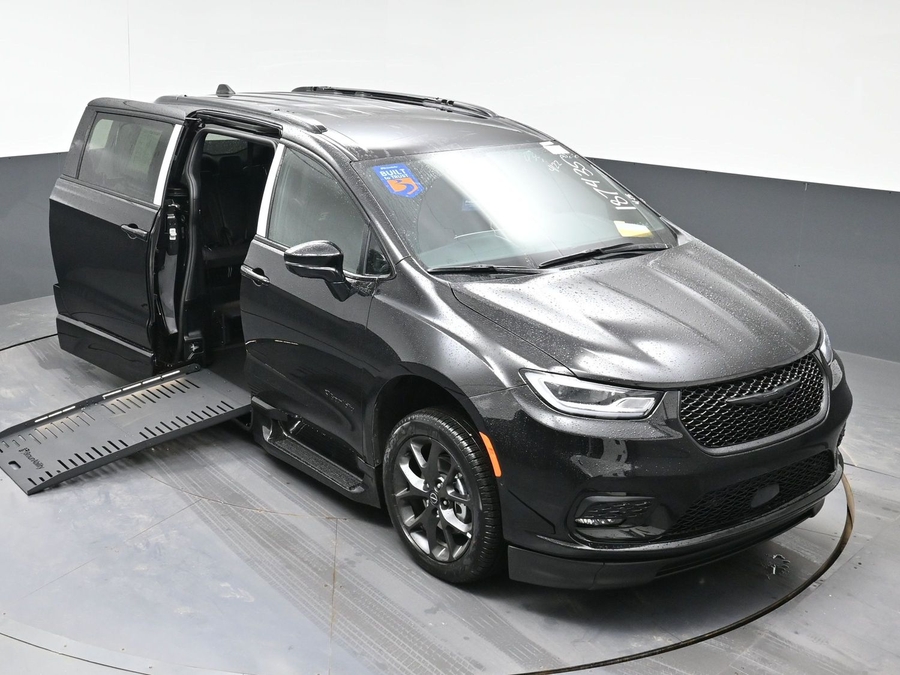 New 2026 Chrysler Pacifica Select Sport - BraunAbility Side Entry Entry Fold Out Automatic Ramp