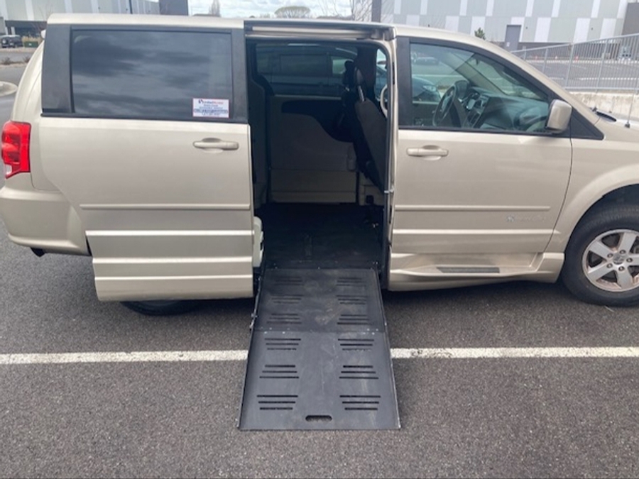 Used 2013 Dodge Grand Caravan SXT - BraunAbility Side Entry Entry Fold Out Automatic Ramp