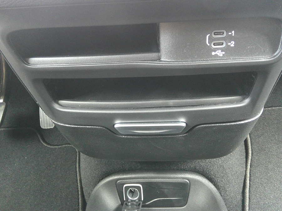White Chrysler Voyager image number 13