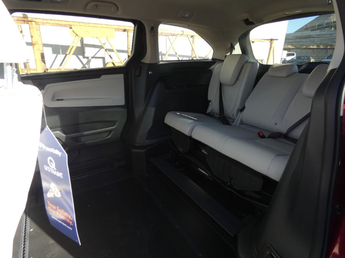 Red Honda Odyssey image number 10