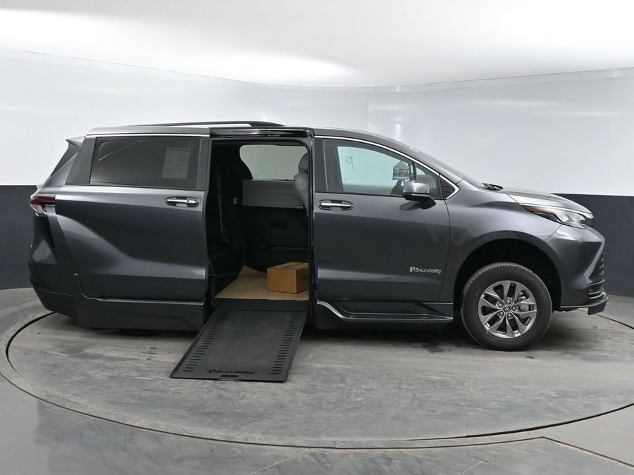 New 2025 Toyota Sienna Hybrid XLE Plus - BraunAbility Side Entry Entry In Floor Automatic Ramp