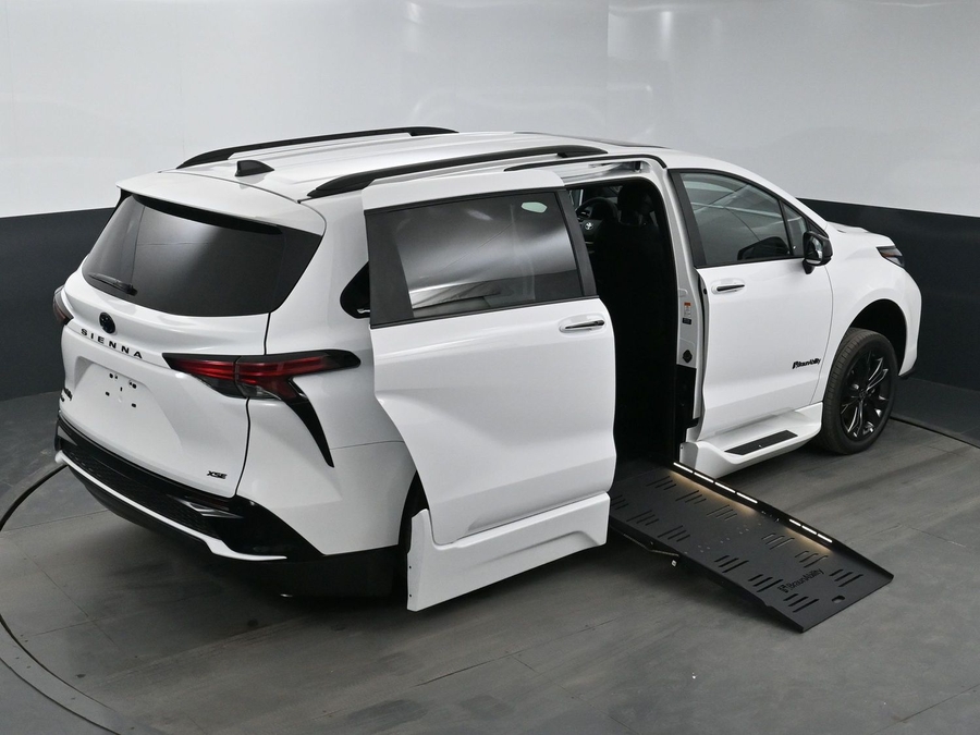 New 2025 Toyota Sienna Hybrid XSE Sport - BraunAbility Side Entry Entry Fold Out Automatic Ramp