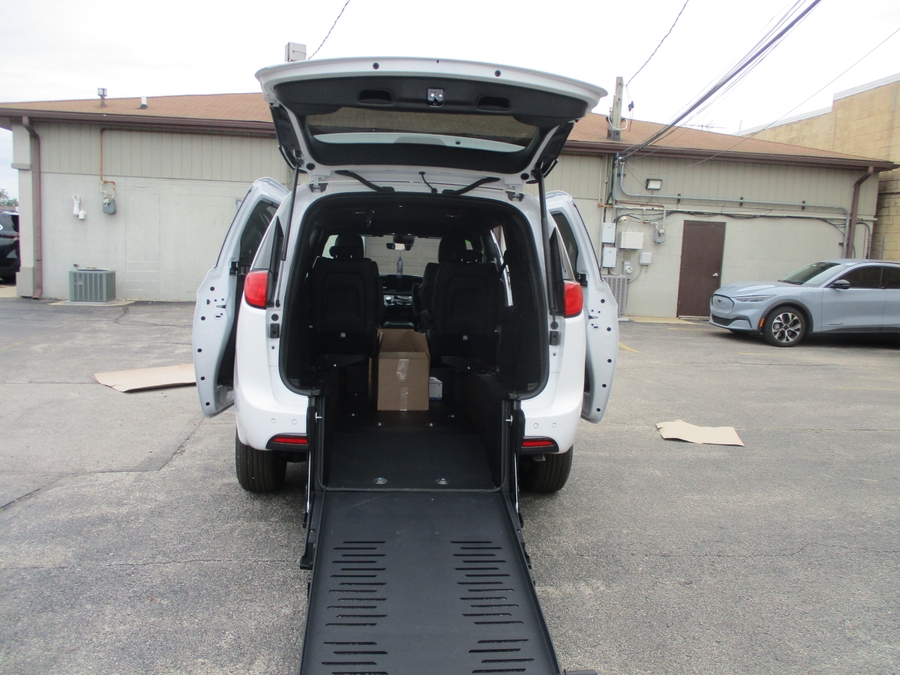 White Chrysler Voyager image number 3