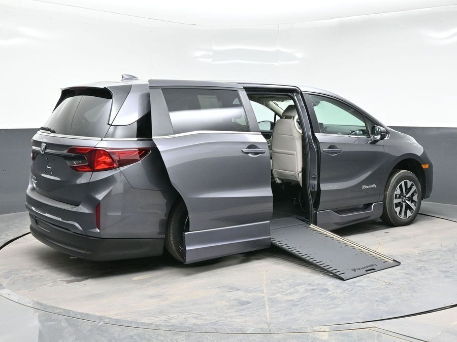 Grey Honda Odyssey image number 6
