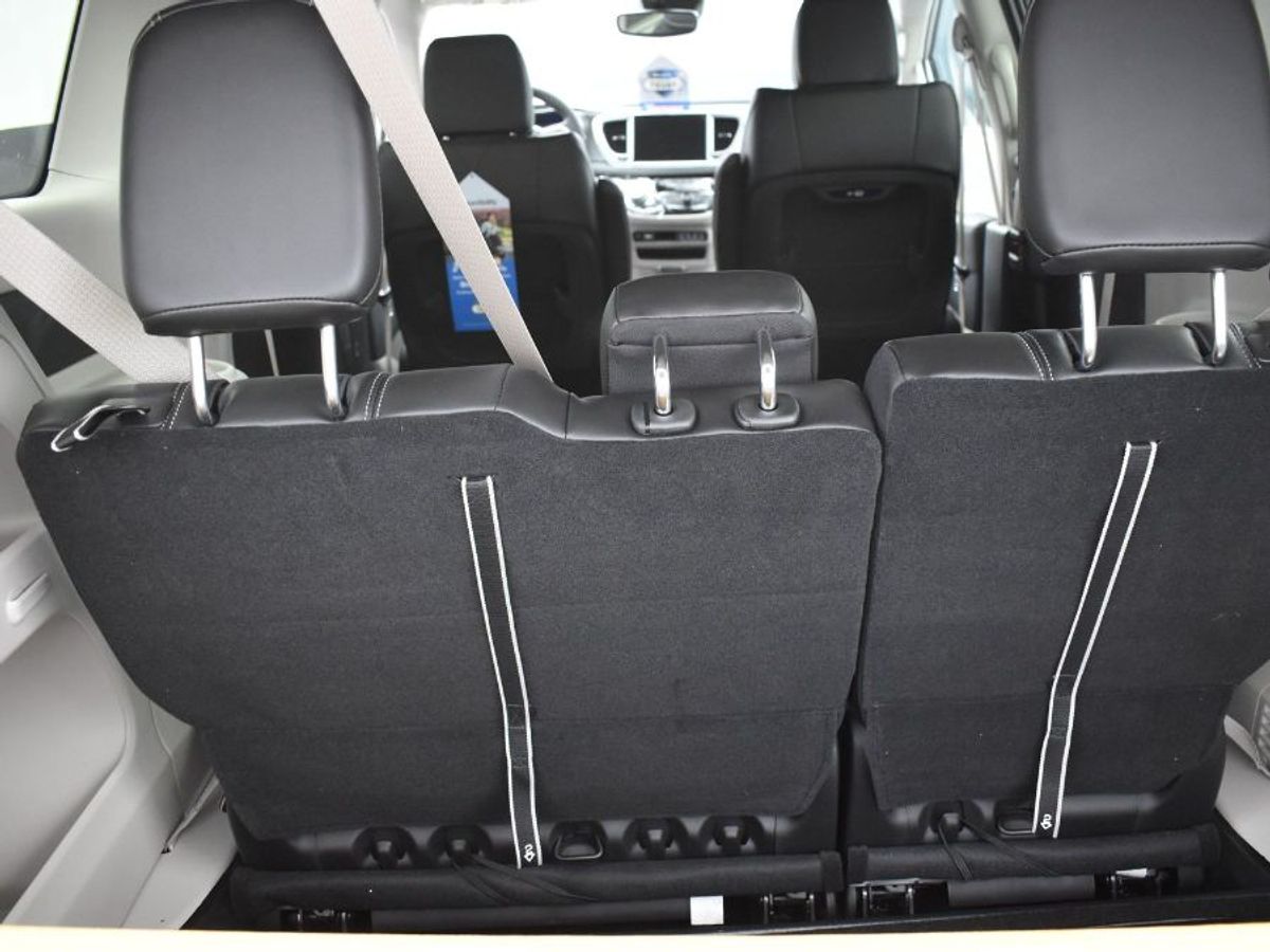 Silver Chrysler Pacifica image number 9