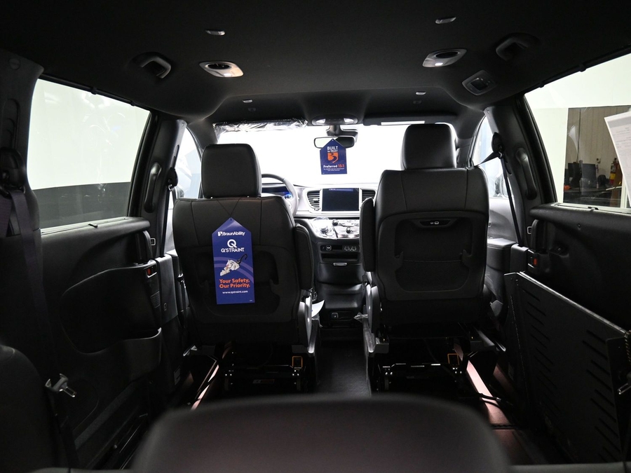 Black Chrysler Pacifica image number 14