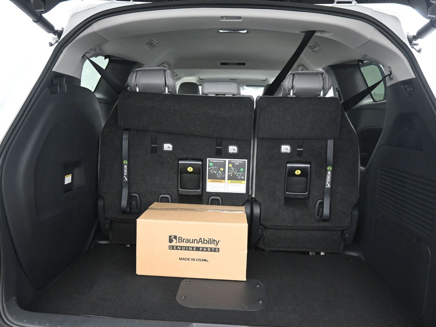 New 2026 Toyota Sienna Hybrid XLE Base - BraunAbility Side Entry Fold Out Automatic Ramp
