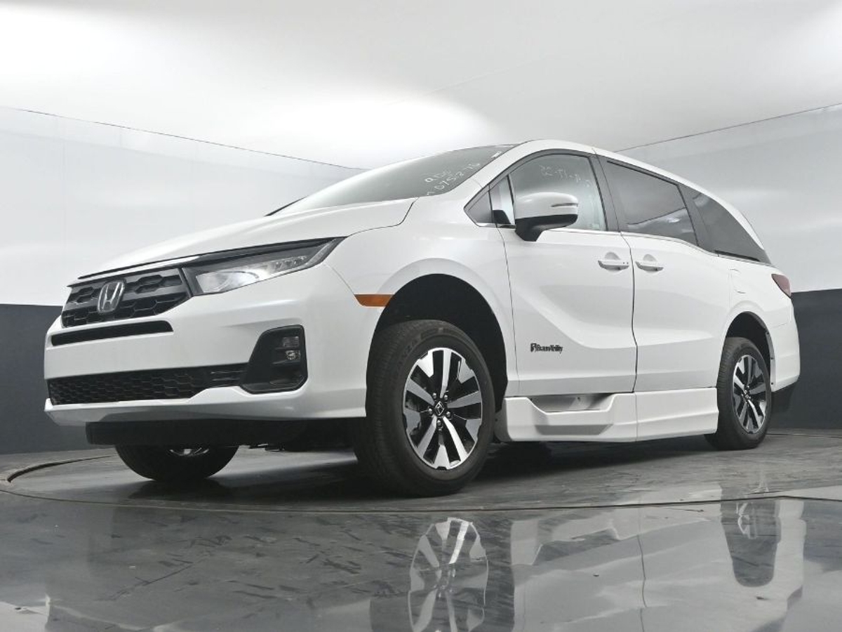 White Honda Odyssey image number 19