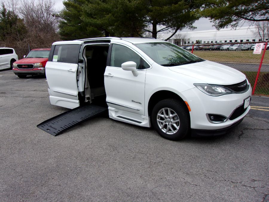 White Chrysler Pacifica image number 1