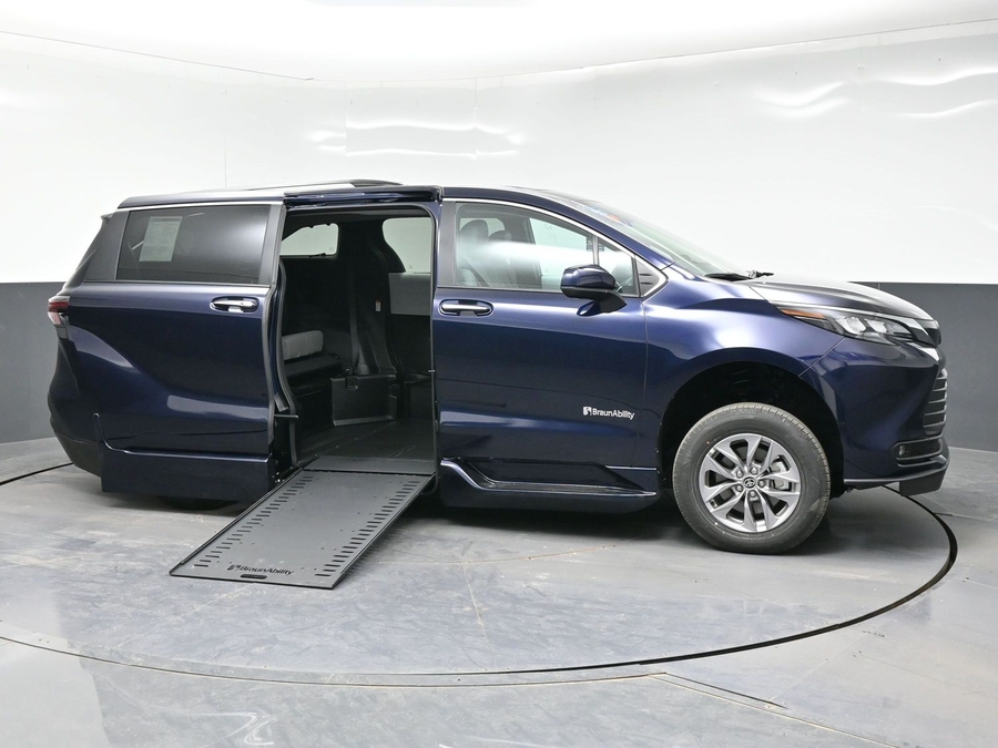 New 2026 Toyota Sienna Hybrid XLE Add - BraunAbility Side Entry Entry In Floor Automatic Ramp
