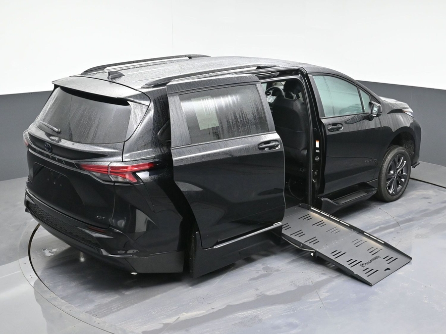 New 2025 Toyota Sienna Hybrid XSE Sport - BraunAbility Side Entry Entry Fold Out Automatic Ramp