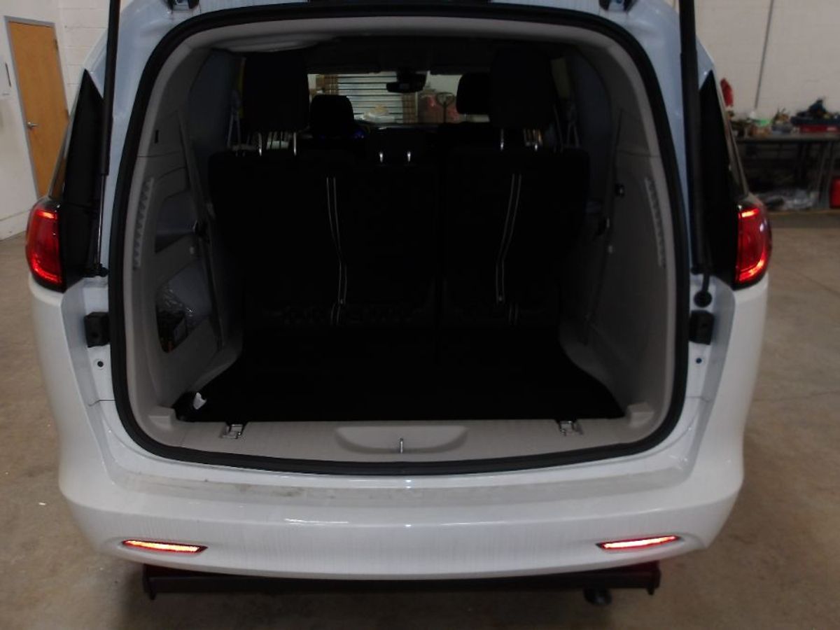 White Chrysler Voyager image number 4