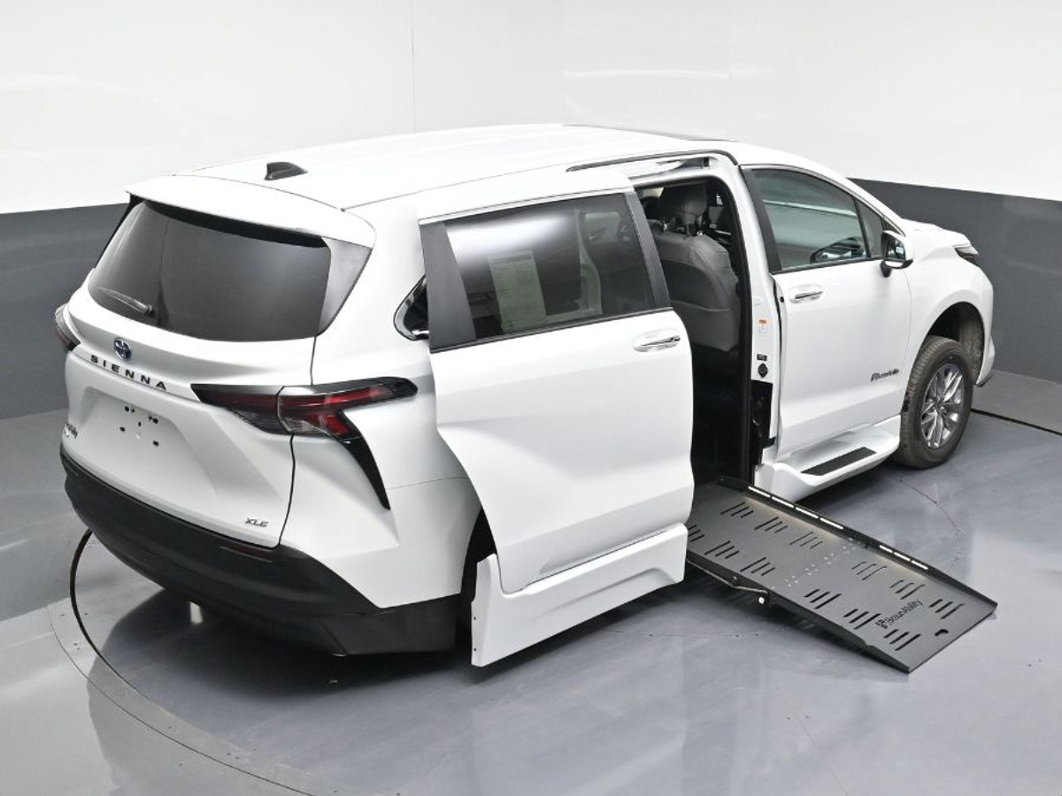 2025 TOYOTA SIENNA - Image 26