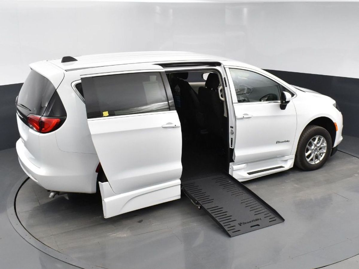 White Chrysler Voyager image number 23
