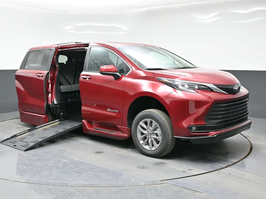 Red Toyota Sienna image number 5
