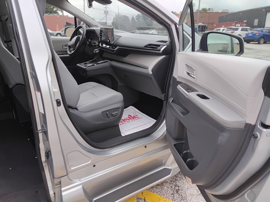 Silver Toyota Sienna image number 14
