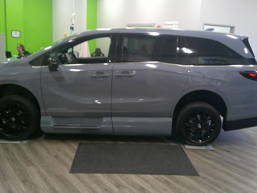 Grey Honda Odyssey image number 5
