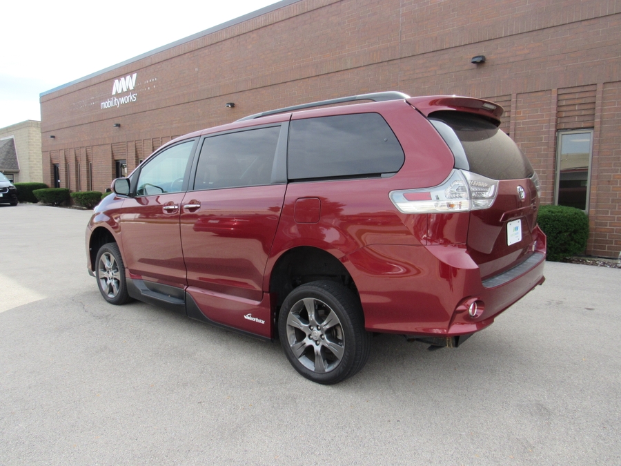 Salsa Red Pearl Toyota Sienna image number 3